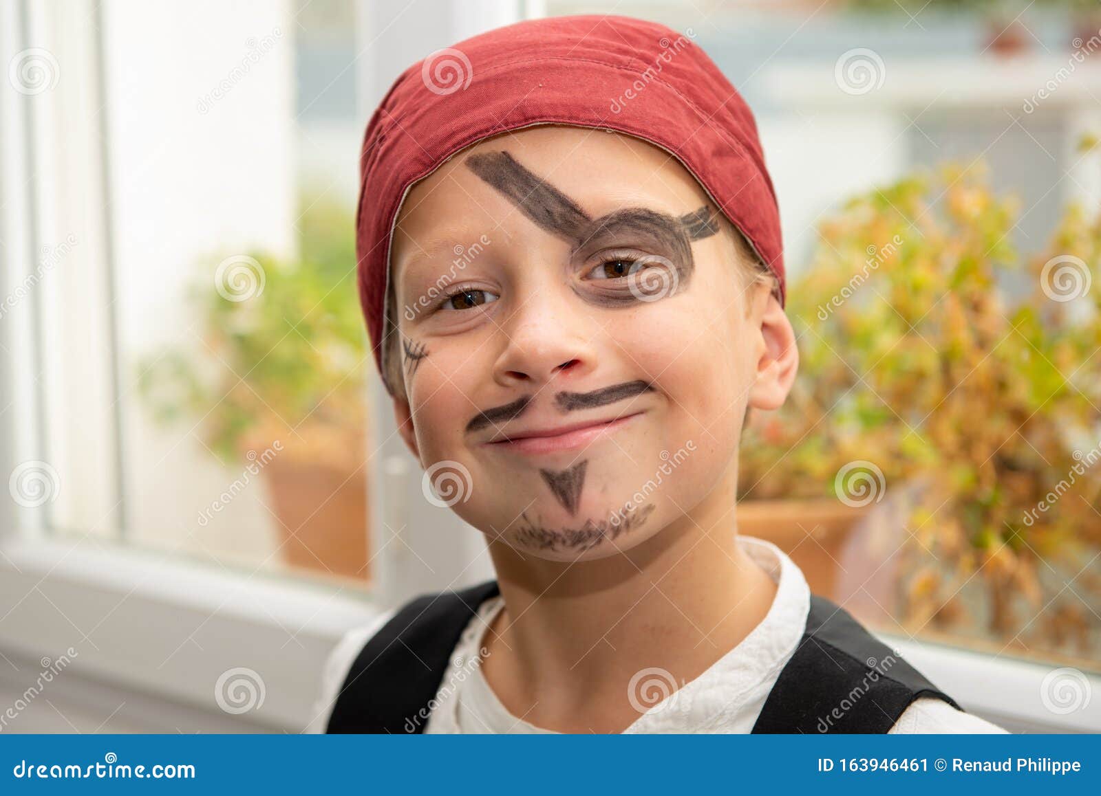 Retrato De Criança Disfarçado De Pirata Imagem de Stock - Imagem de  isolado, retrato: 163946461