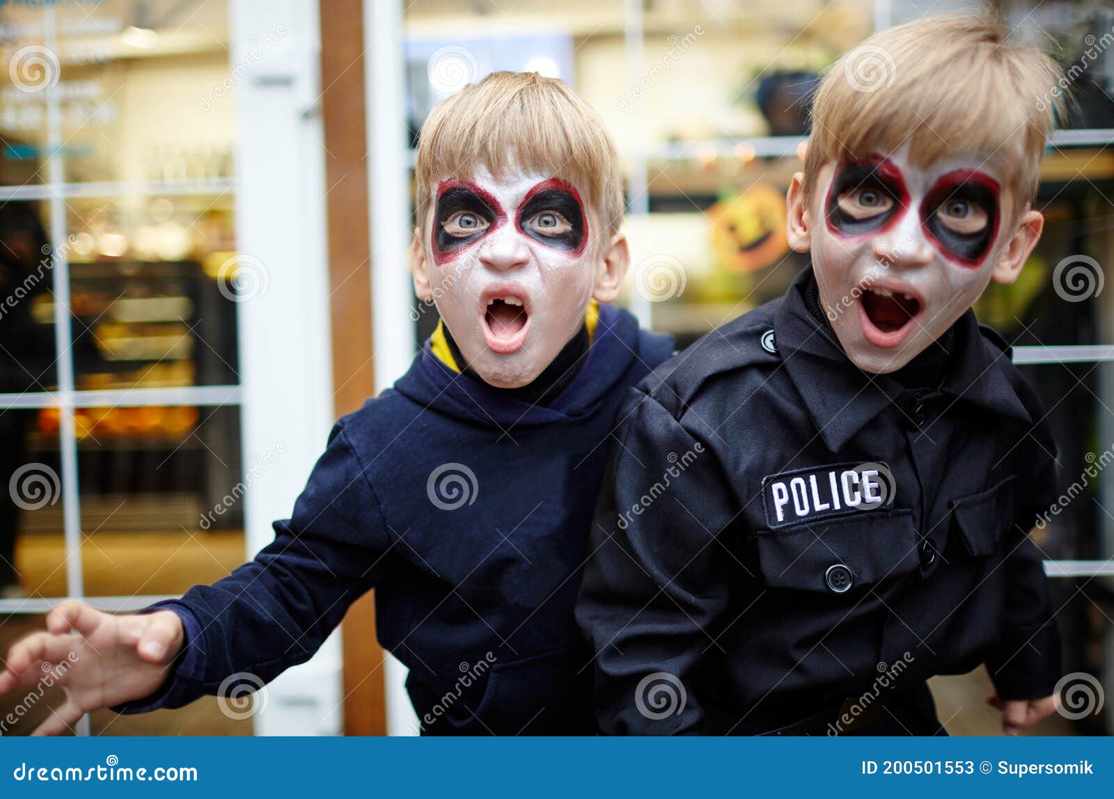 Foto Feliz Dia das Bruxas! Jovem atraente com sua pequena filha