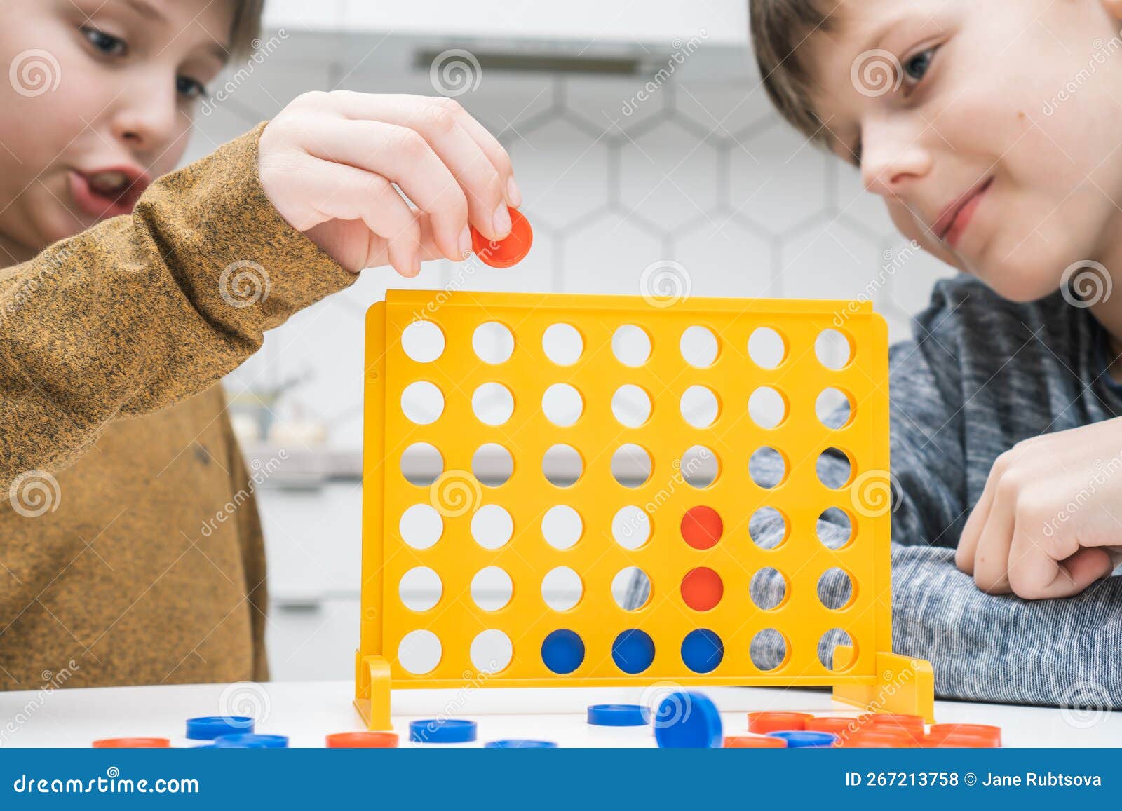 Jovem segurando cartas de jogo de tabuleiro no conforto de sua