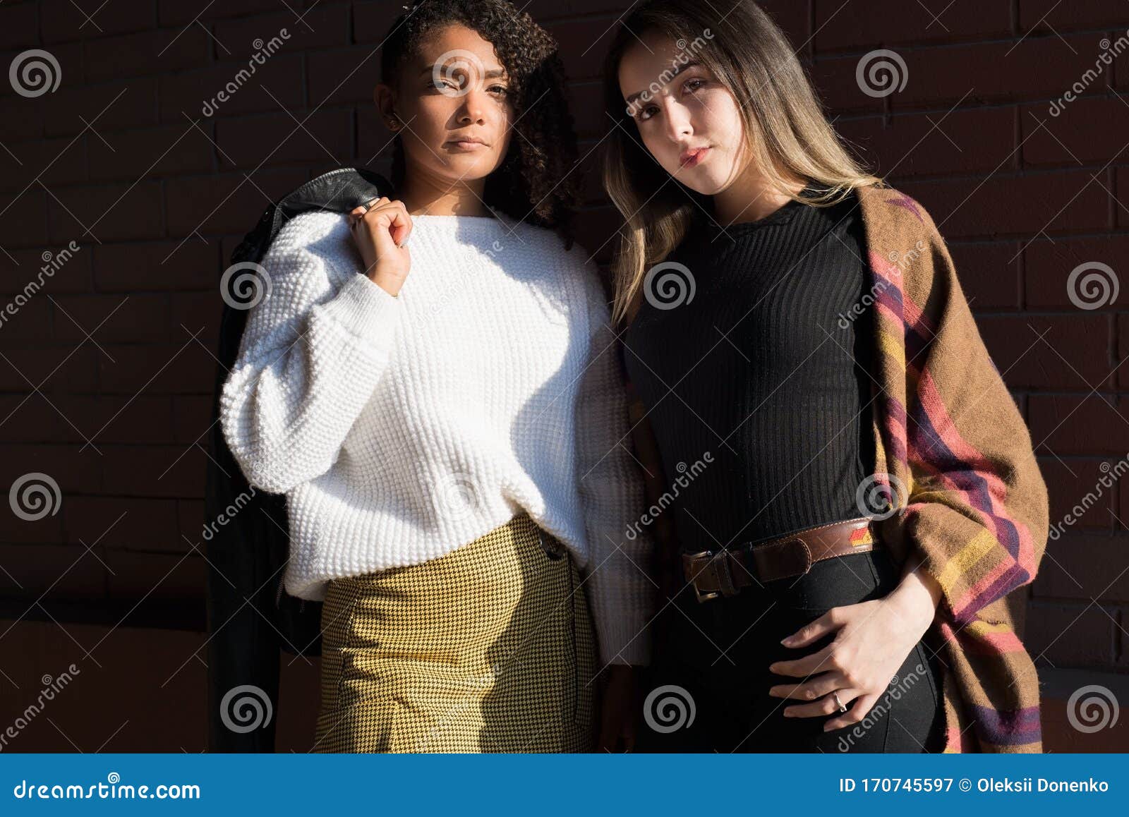 Retrato De Dos Bellas Chicas Hispanas a La Moda, Sonrientes