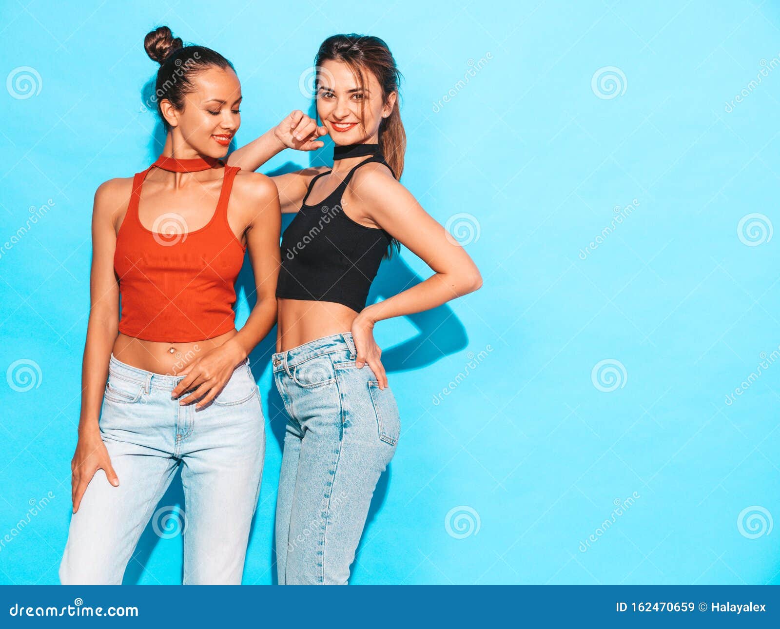 Dos joven hermosa mujer hipster sonriente en ropa de verano de moda