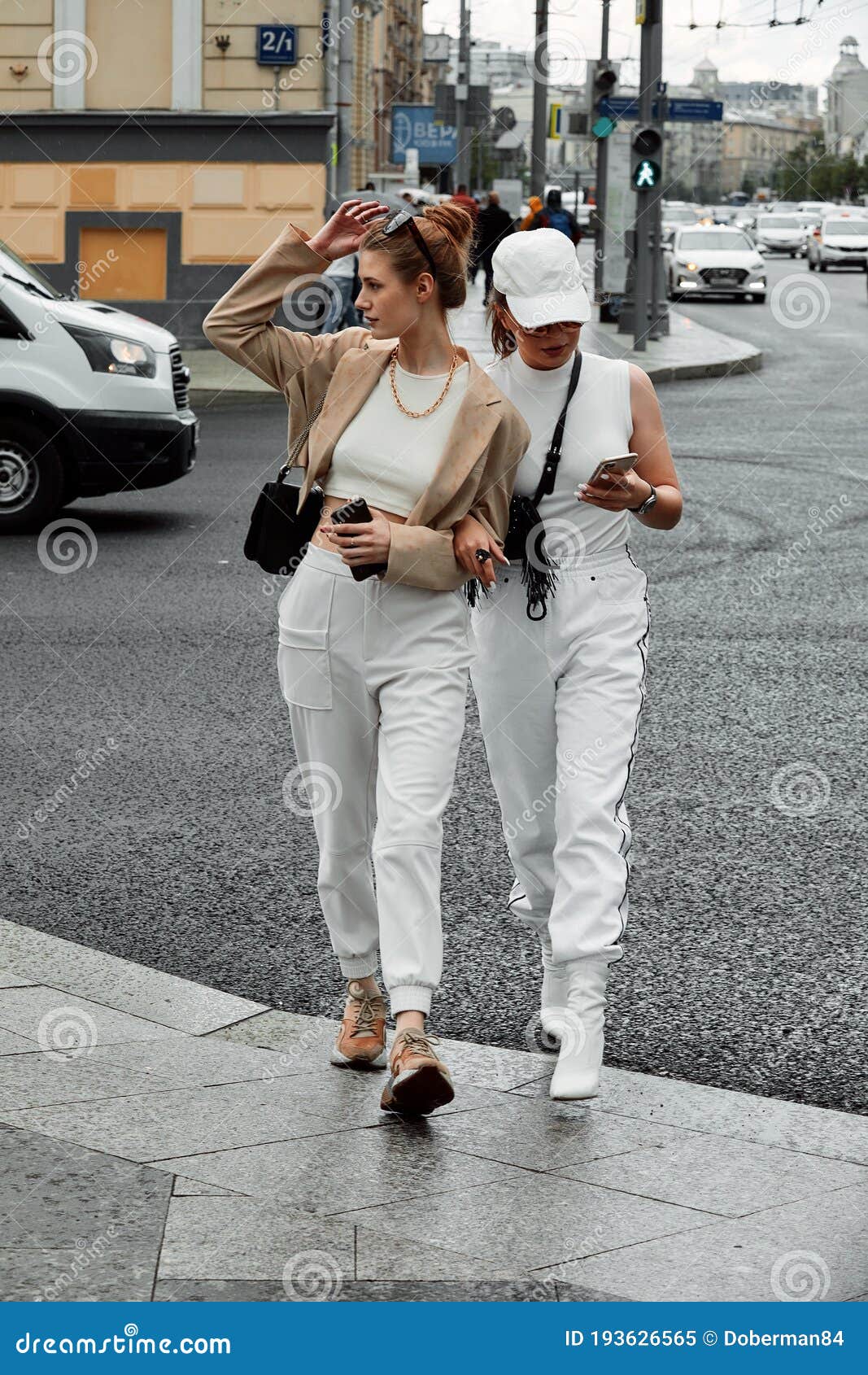 Retrato De Dos Jóvenes Bellas Chicas a La Moda Posando En La Calle