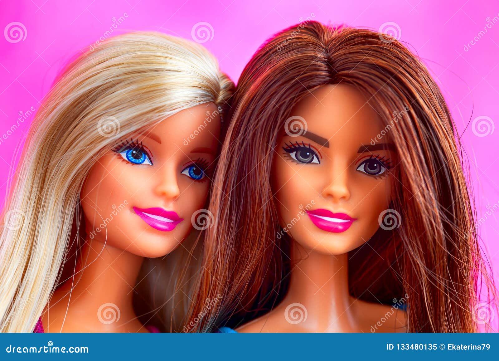 Retrato De Dos Muñecas De Barbie Contra Fondo Rosado Imagen editorial - Imagen de fondo, retrato: 133480135