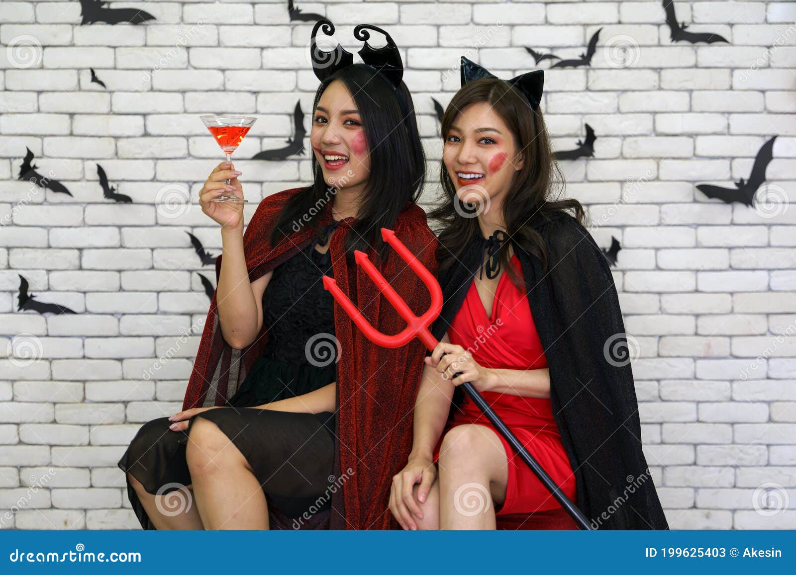 Retrato De Dos Mujeres Asiáticas Disfrazadas De Brujas Imagen de archivo - Imagen de alcohol, gente: 199625403 Retrato De Dos Mujeres Asiáticas Disfrazadas De Brujas Imagen de archivo - Imagen de alcohol, gente: 199625403