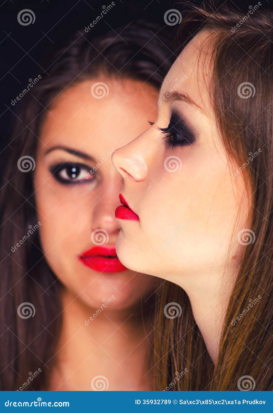 Retrato De Duas Meninas Bonitas Imagem de Stock - Imagem de marrom, bonito:  35932789