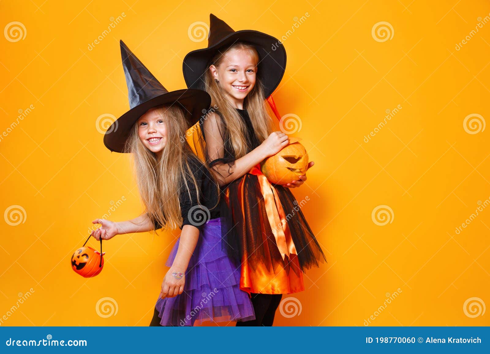 Menina e mulher engraçadas com fantasias de bruxas para o dia das bruxas