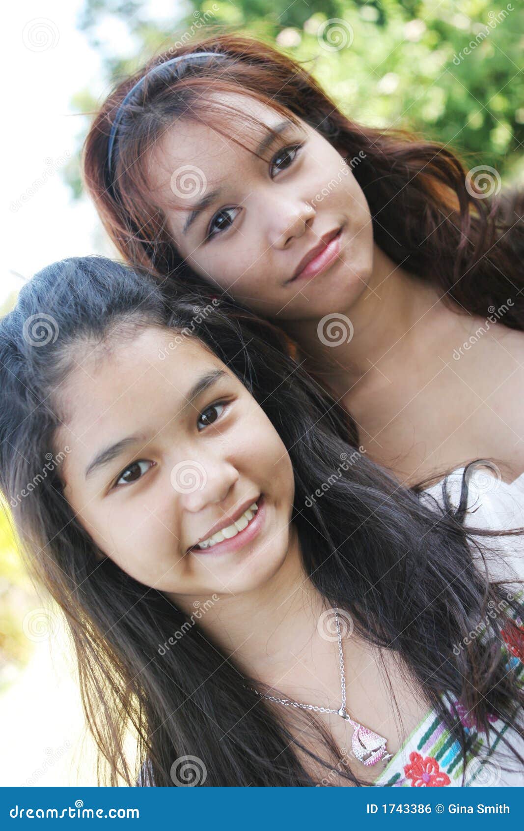 Retrato De Duas Meninas Tailandesas Encantadoras Foto de Stock - Imagem de  amigos, consideravelmente: 1743386