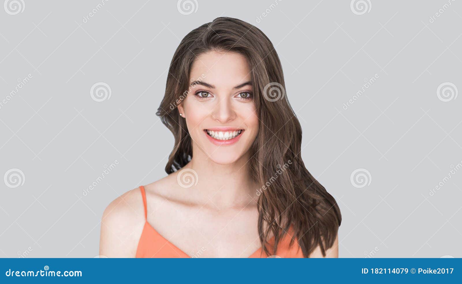 Retrato De Estúdio Linda Jovem Com Cabelo Castanho. Menina Modelo Bonita  Foto de Stock - Imagem de penteado, cuidado: 264470728