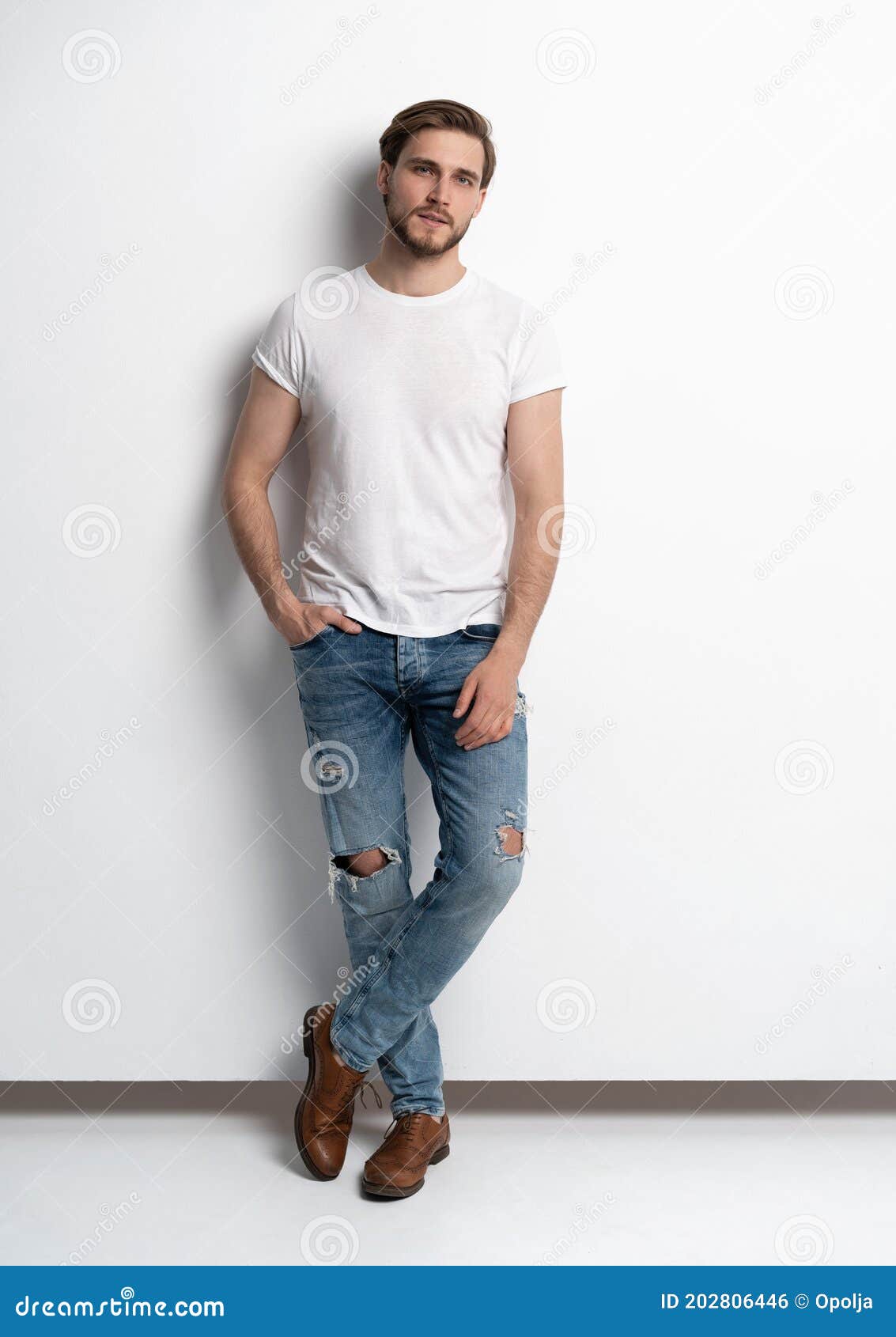 Hombre Joven Con Camisa Blanca Y Pantalón Rojo Aislado En Blanco Fotos,  retratos, imágenes y fotografía de archivo libres de derecho. Image 44771803