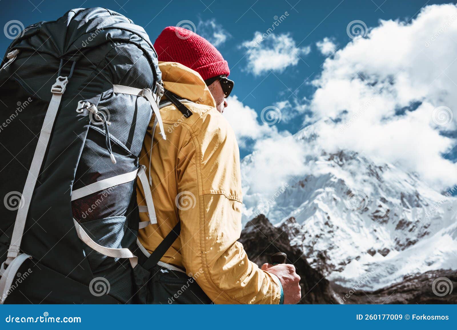 Retrato De Excursionista Solitario Con Mochila Viajera Parada