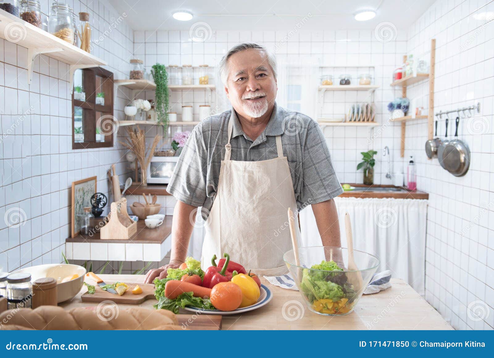 Retrato De Feliz Anciano Y Abuelo Asiático De Pie Cocinando En La Cocina, Hombres Viejos Preparan La Cena En Estilo De Vida Afici Foto de archivo foto