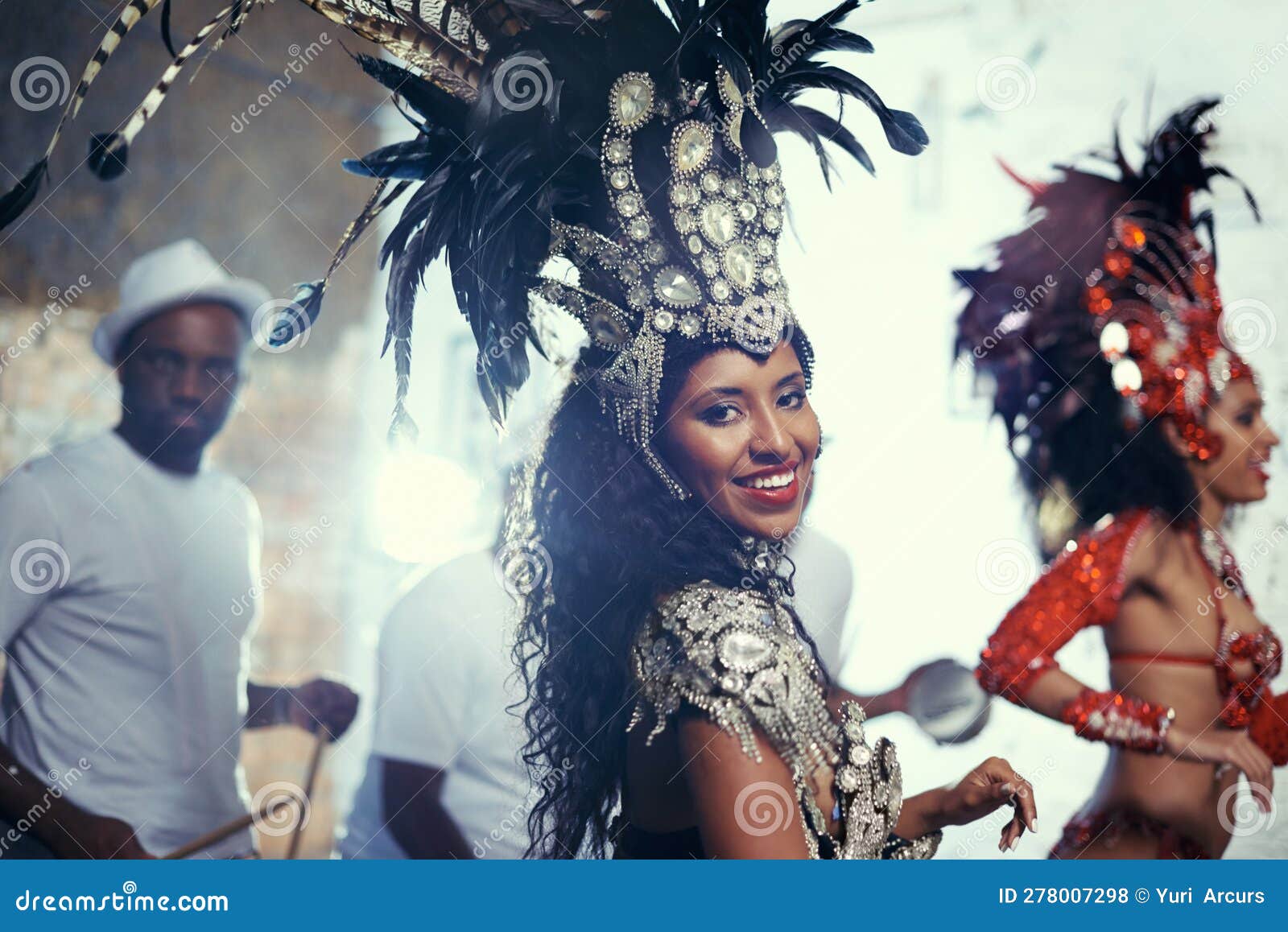 Adolescente brasileño tiene una gran sonrisa en su rostro. Mujer disfraces  para el Carnaval de Brasil. Máscara azul y falda tutú de ballet. Concepto  de celebración, Ma Fotografía de stock - Alamy