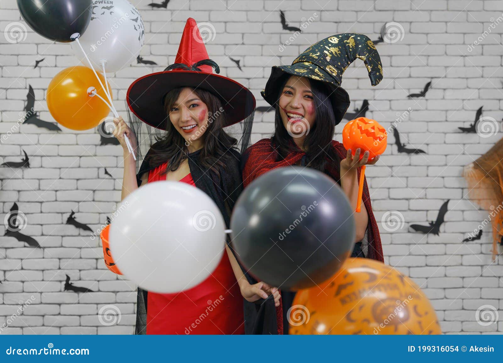 Festa De Halloween, Duas Bruxas Bonitas Imagem de Stock - Imagem