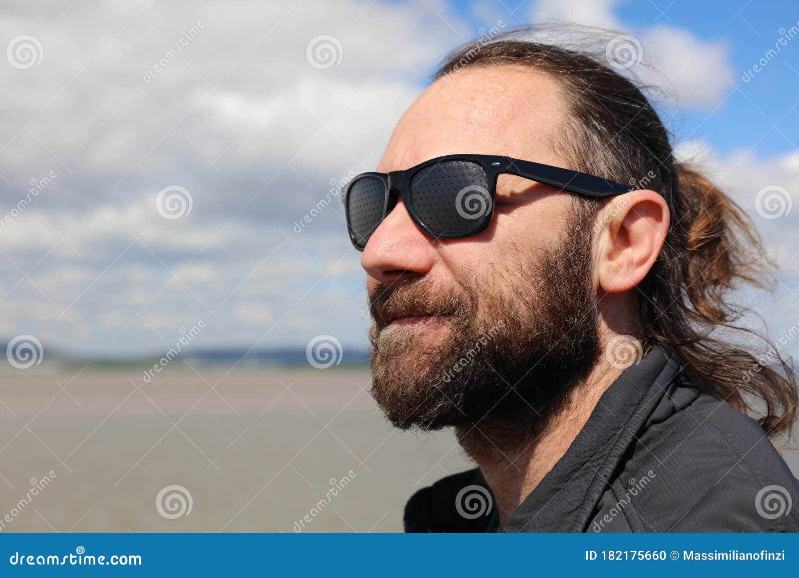 Retrato De Hombre Caucásico Con Gafas Estenopeicas Foto de archivo - Imagen  de verano, retrato: 182175660