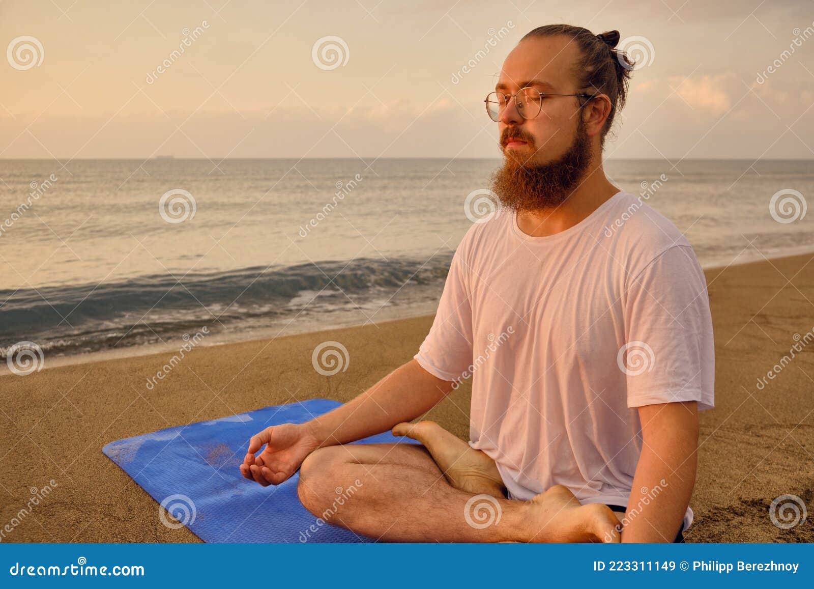 Hombre En Posición De Yoga Fotos, retratos, imágenes y fotografía