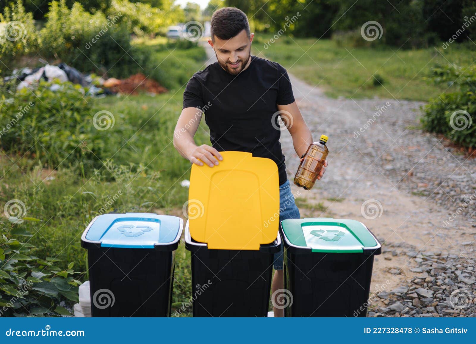 chico lindo tirando basura en la papelera de reciclaje