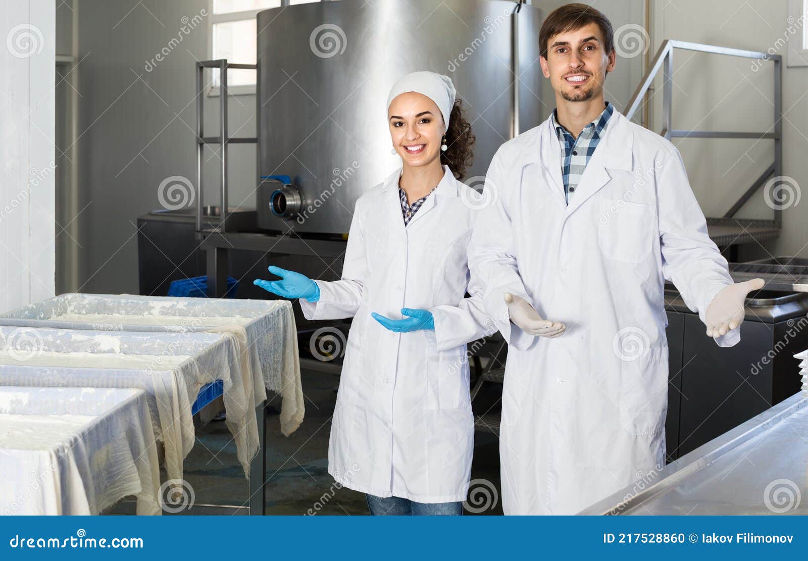 Retrato De Hombre Y Mujer Vestidos Con Batas De Laboratorio Se Ven Felices  En La Fábrica Foto de archivo - Imagen de control, alegre: 217528860