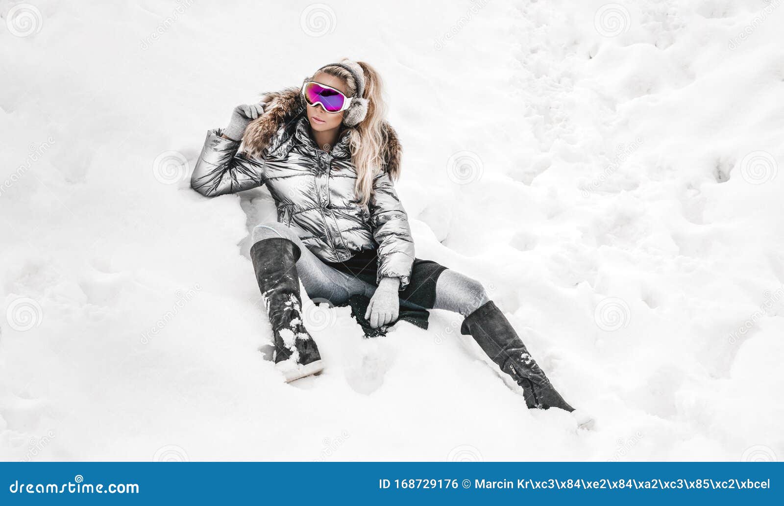 Retrato De Invierno De Mujer Joven Modelo Invernal Con Traje De Esquí Y  Gafas Atractiva Joven Mujer En El Exterior En Invierno Foto de archivo -  Imagen de retrato, belleza: 168729176