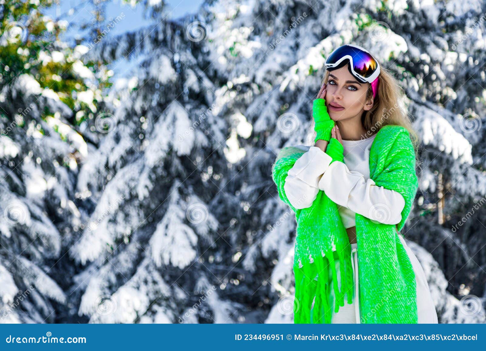 Mujer Joven Sonriente En Gafas De Esquí Que Pone En La Nieve Con