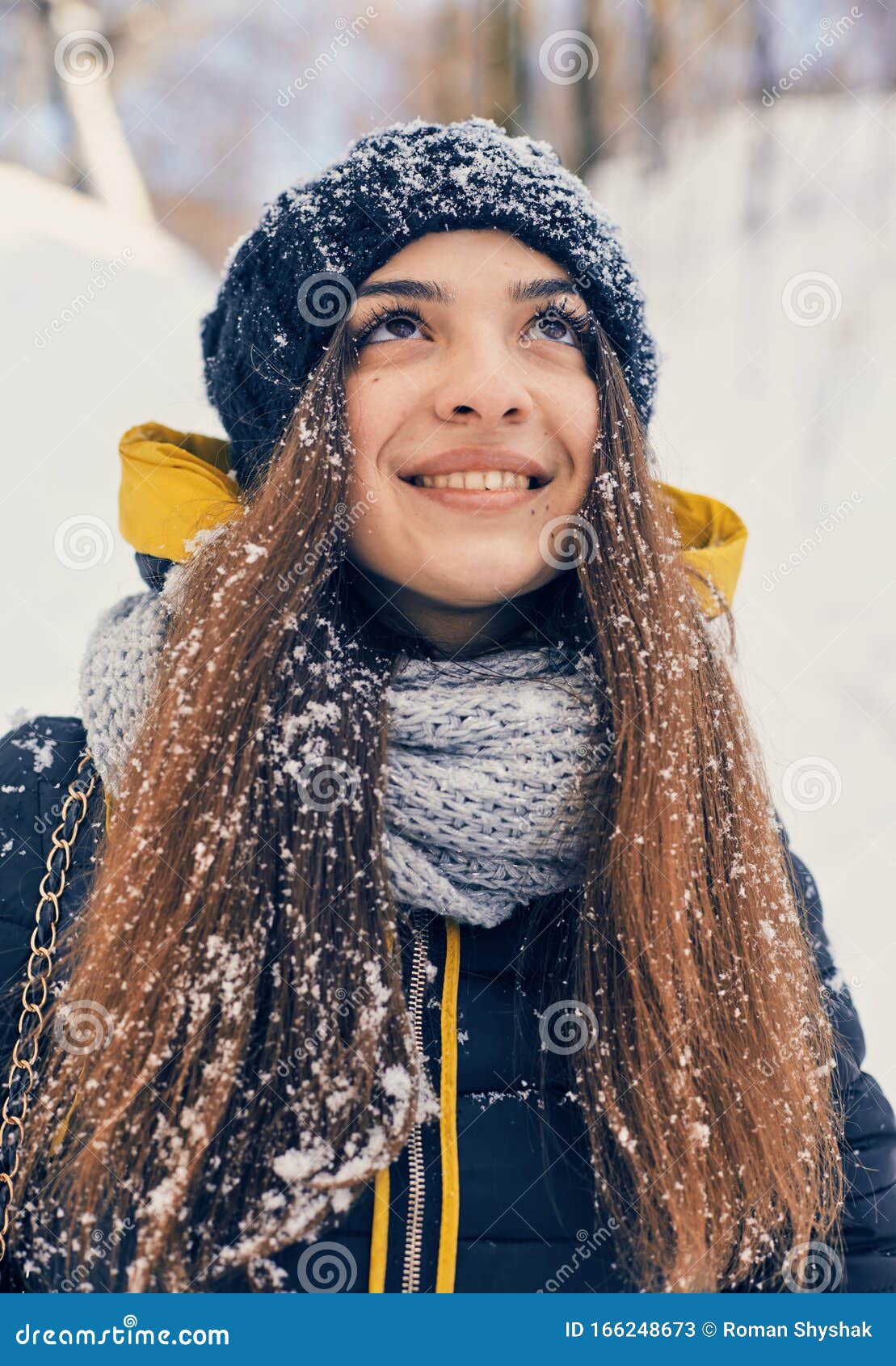 Retrato De Invierno De Una Joven Hermosa Mujer Que Usa Un Snood De ...