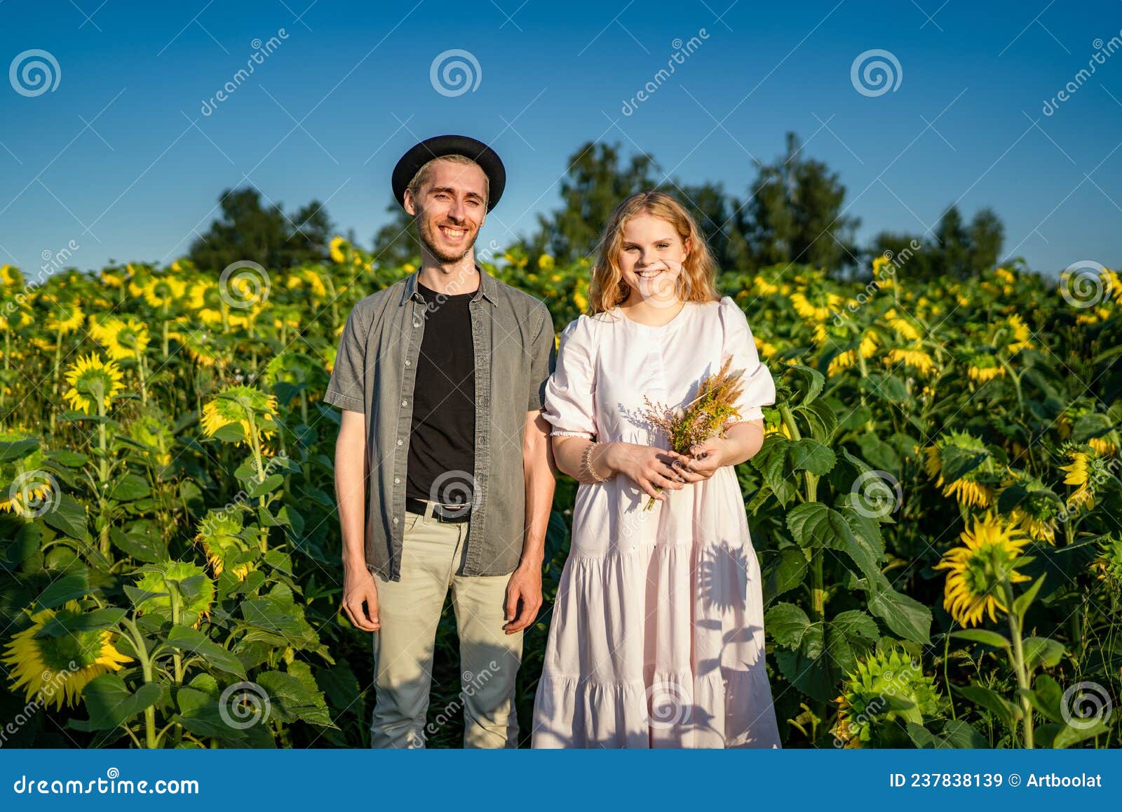 Cara alegre jovem posando em uma pose grátis