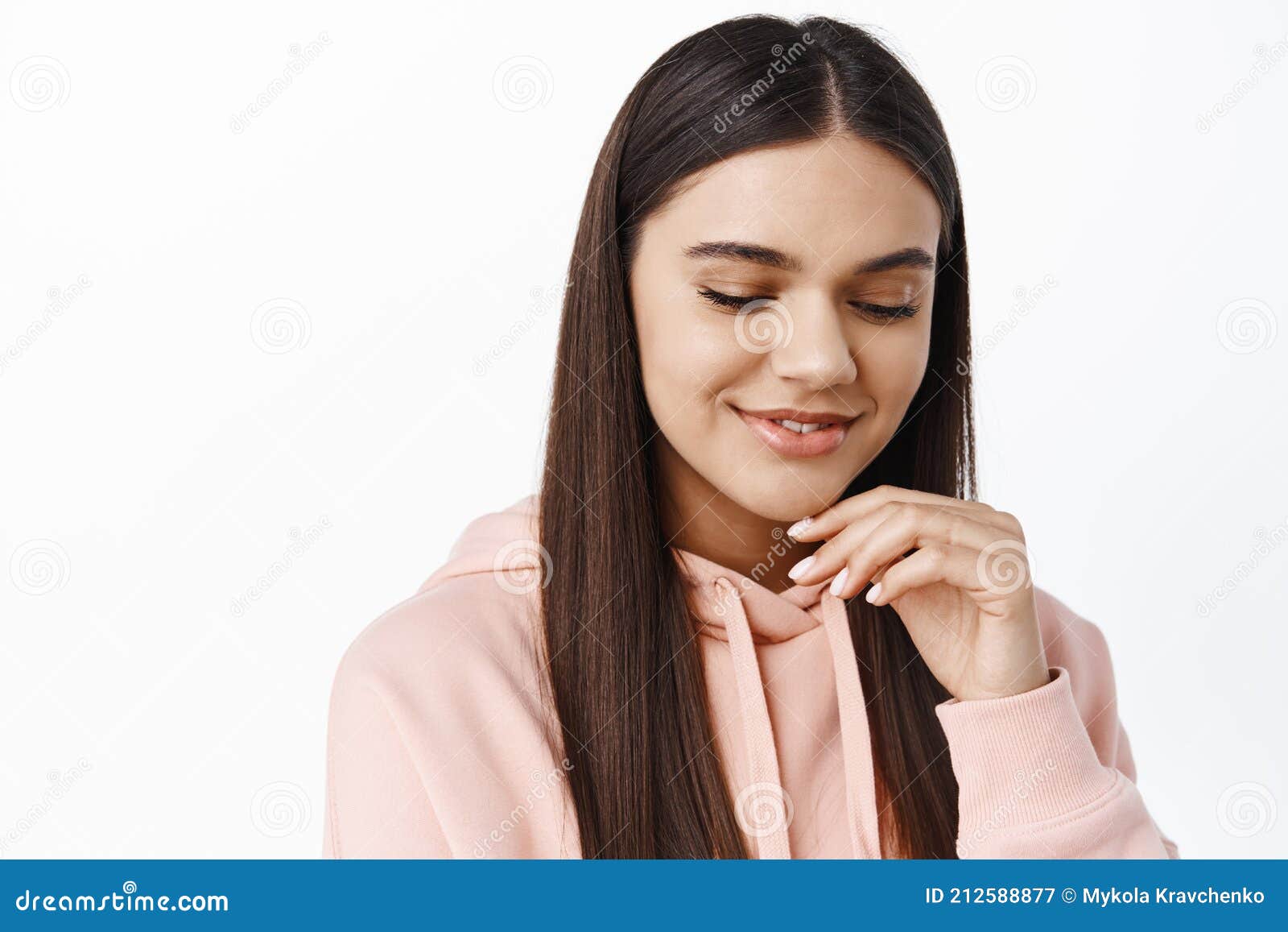 Retrato de uma jovem mulher bonita com noite maquiagem tocando seu