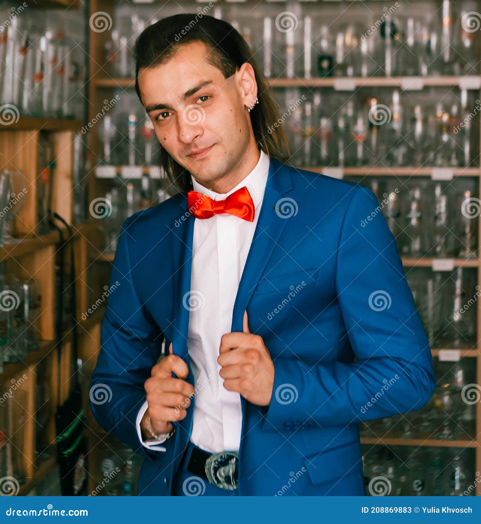 Retrato De Joven Guapo Hombre En Traje Azul Con Pajarita Roja. Imagen de archivo - Imagen ropa, groomsmen: 208869883