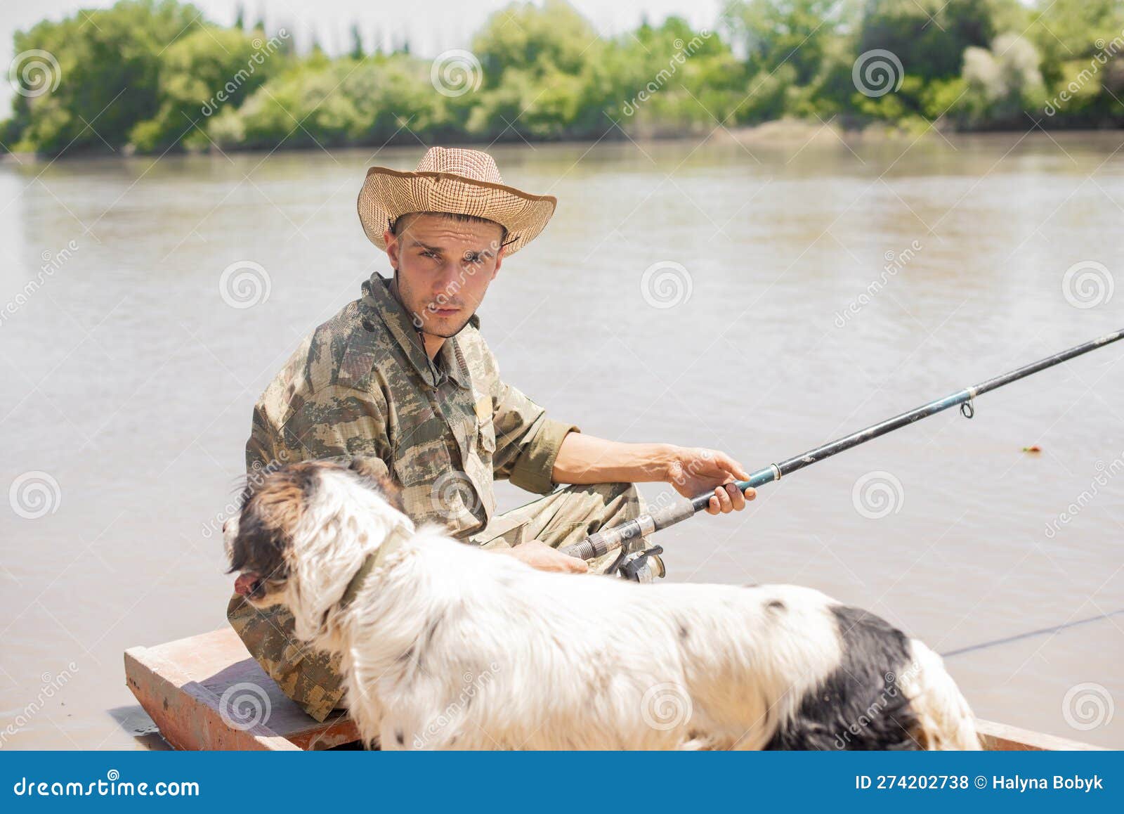 Retrato De Joven Pescador Serio Con Perro Favorito Durante La Calma De La  Pesca. Foto de archivo - Imagen de retrato, sentada: 274202738