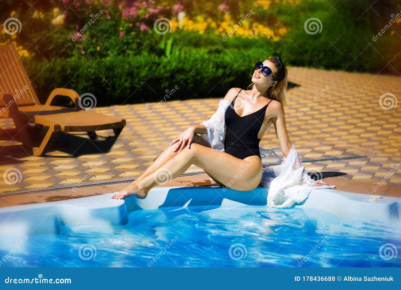 Mujer Con Traje De Baño Y Gafas De Natación Sentada En La Piscina
