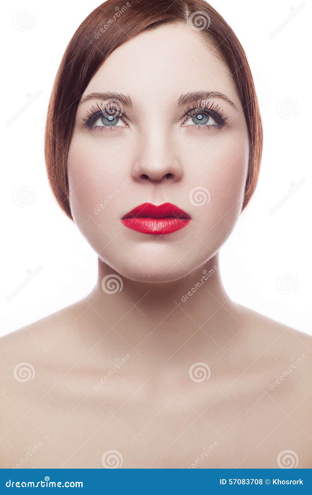 Retrato de la belleza de la mujer fresca alegre hermosa (30-40 años) con los labios rojos y el estilo de pelo marrón Aislado en el fondo blanco la cara y la piel retocaron con cuidado especial del profesional