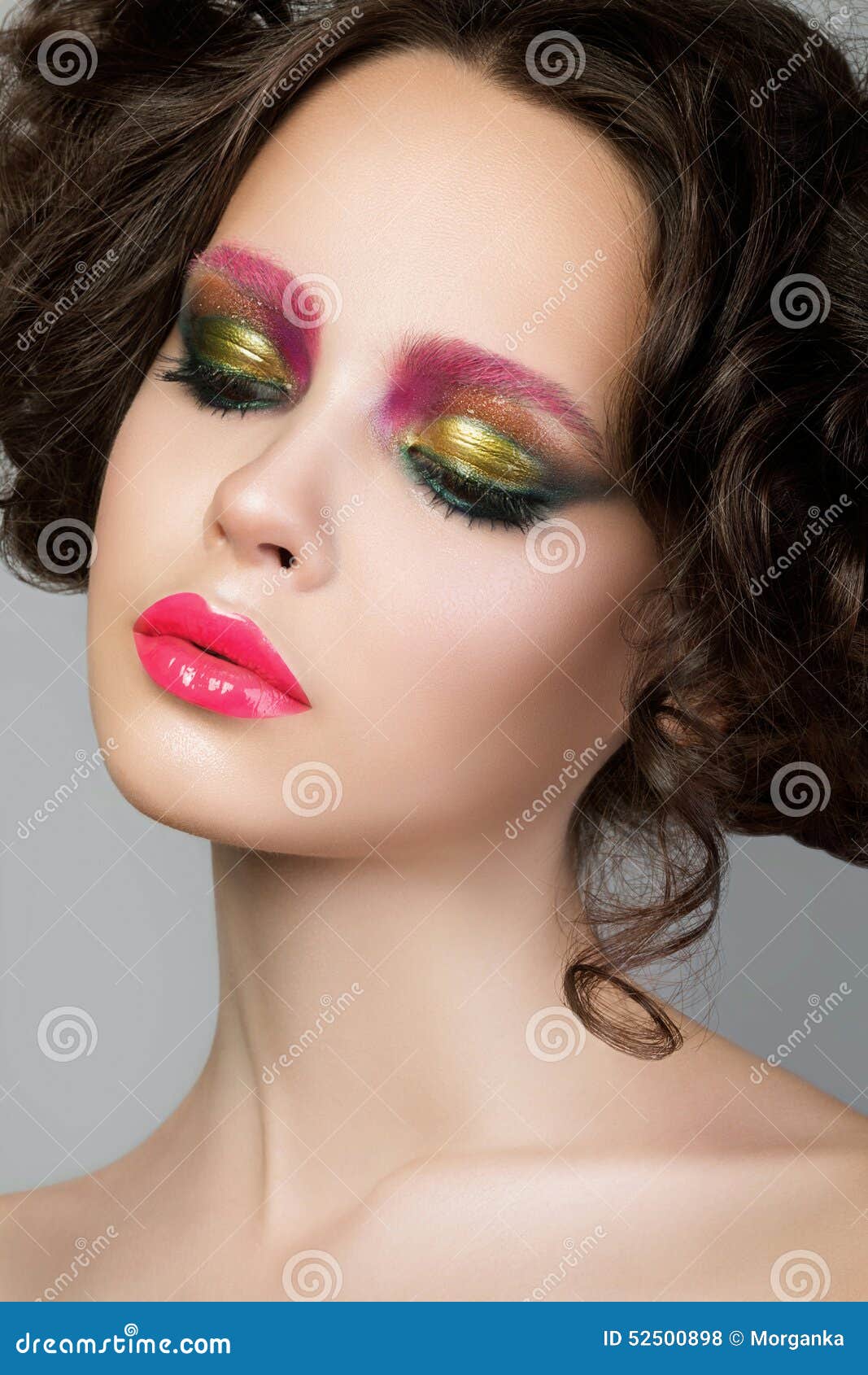 Retrato De La Belleza Del Modelo Moreno Joven Con Maquillaje Líquido Del  Látex Foto de archivo - Imagen de facial, profesional: 52500898