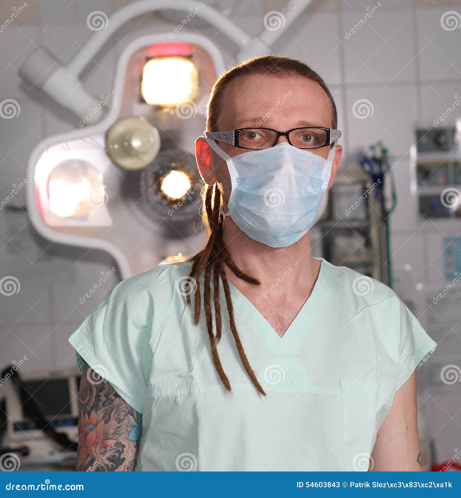 Retrato De La Enfermera De Sexo Masculino ICU Con El Tatuaje Y Los Dreadlocks Imagen de archivo - Imagen de estudiante, enfermera: 54603843