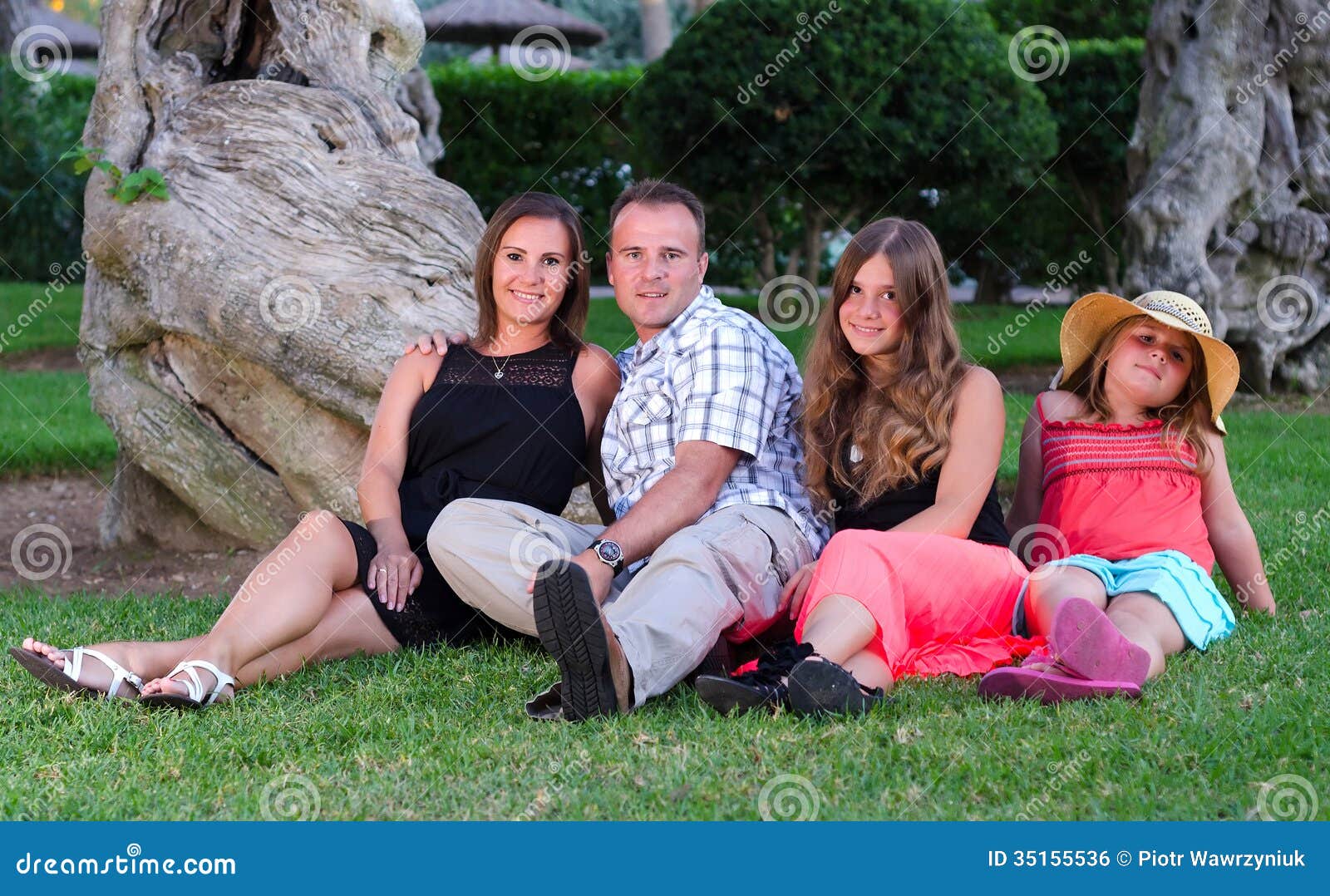 Retrato de la familia feliz en jardín tropical