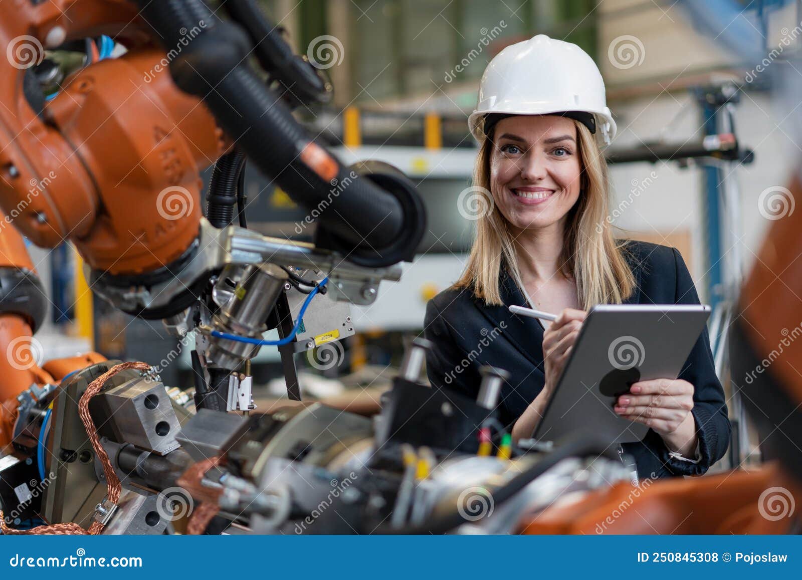 Retrato De La Ingeniera Jefe En Una Fábrica Industrial Moderna Usando ...