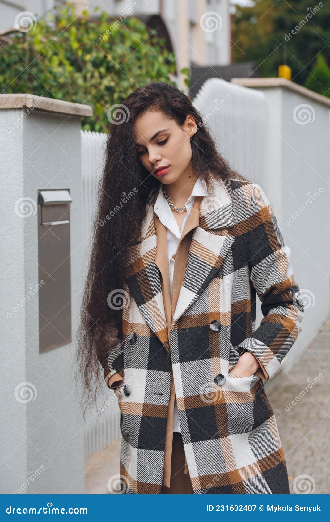 Retrato De La Joven Y Hermosa Mujer De Moda Vestida Con Un Abrigo Largo a Cuadros Pantalones Beige Y Blusa Blanca . Señora Imagen de archivo - Imagen elegancia, persona: 231602407