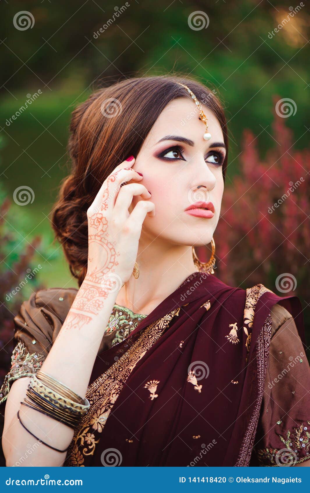 hermosa indio muchacha. joven hindú mujer modelo con tatuaje mehndi y  kundan joyas. tradicional indio disfraz amarillo sari . indio o musulmán  mujer cubre su rostro, , generativo ai 27077883 Foto de