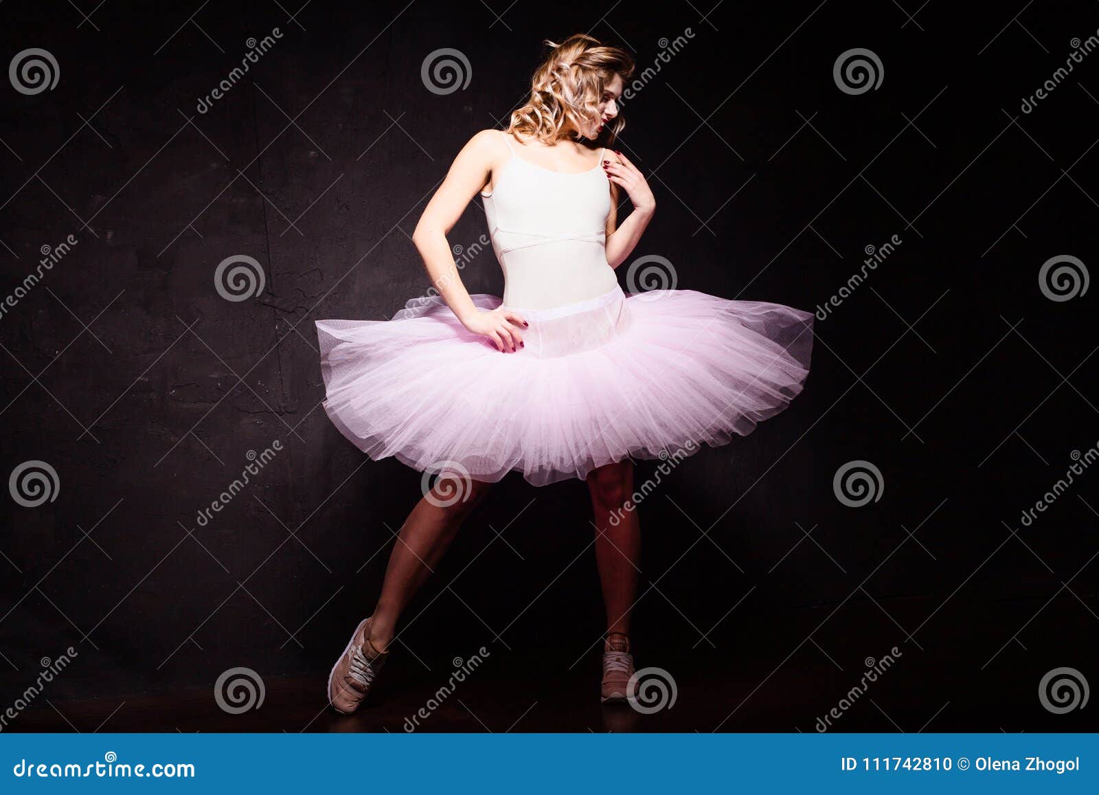 Retrato De La Joven De La Bailarina Del Ajuste Hermoso ...