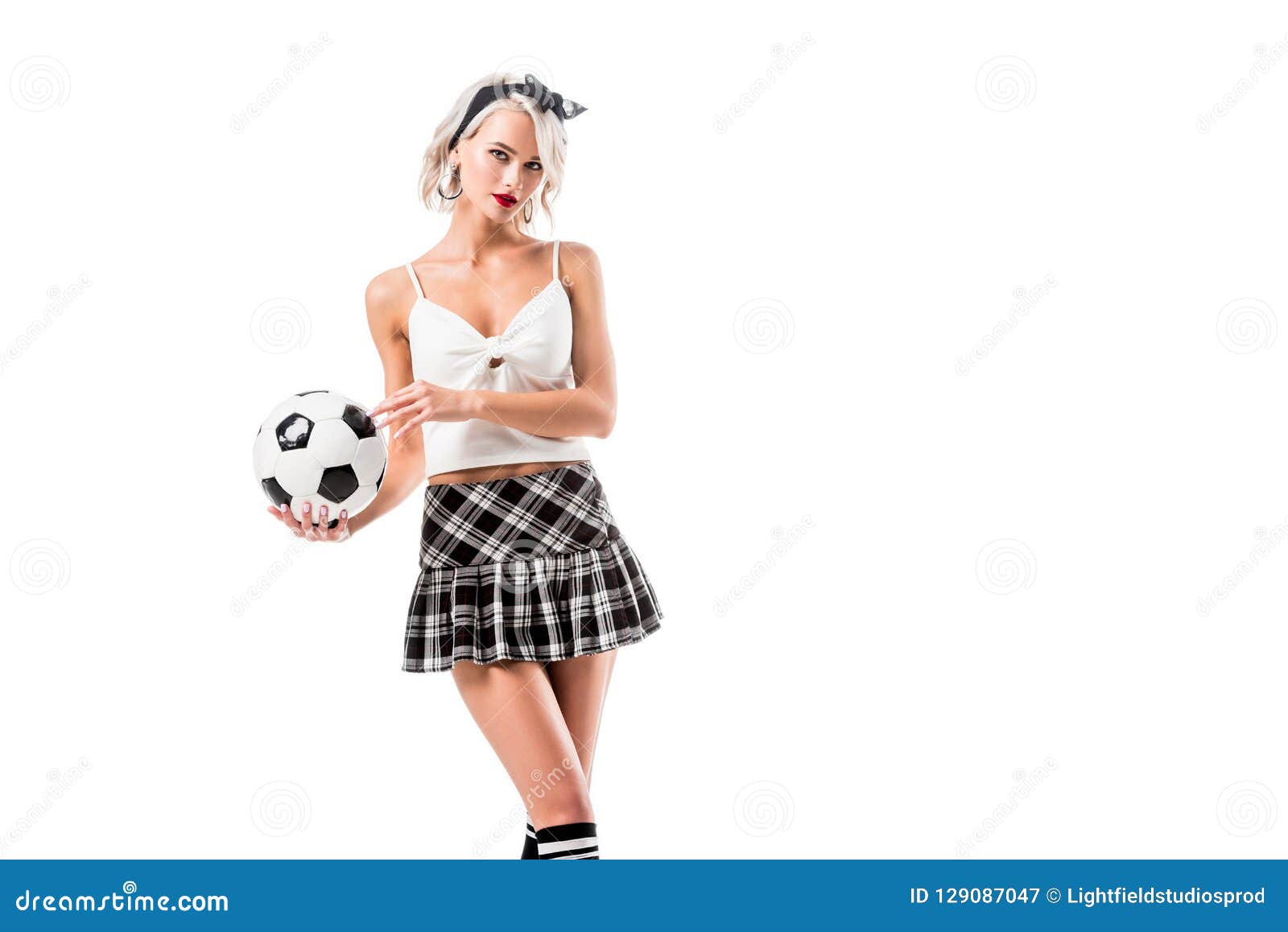 Retrato De La Mujer Atractiva En Falda De La Colegiala De La Tela Escocesa  Con La Bola Del Fútbol Imagen de archivo - Imagen de colegiala, juego:  129087047