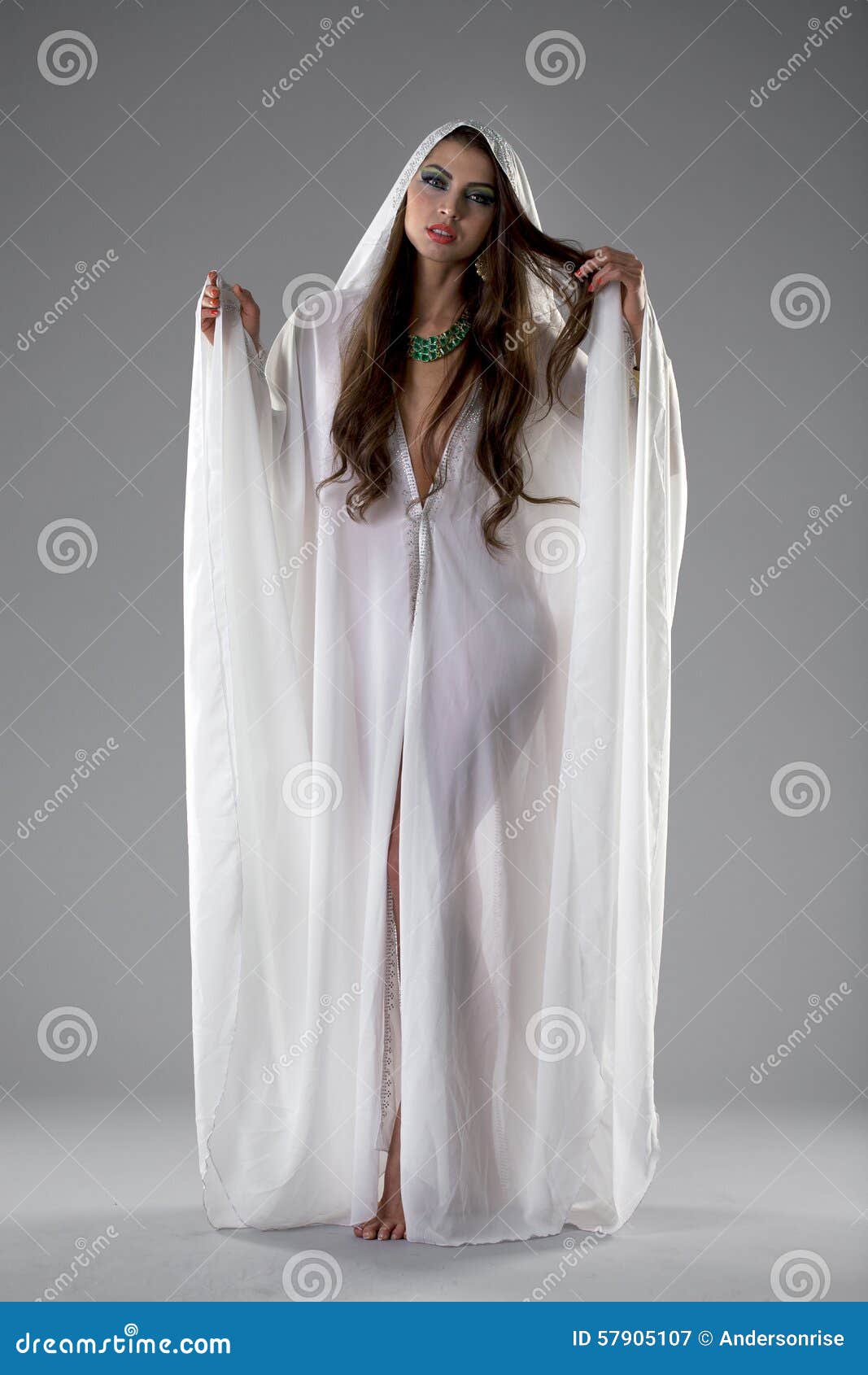 Una Chica Atractiva Una Túnica Blanca Con Grandes Alas Blancas: fotografía  de stock © Mikeguta #551668810