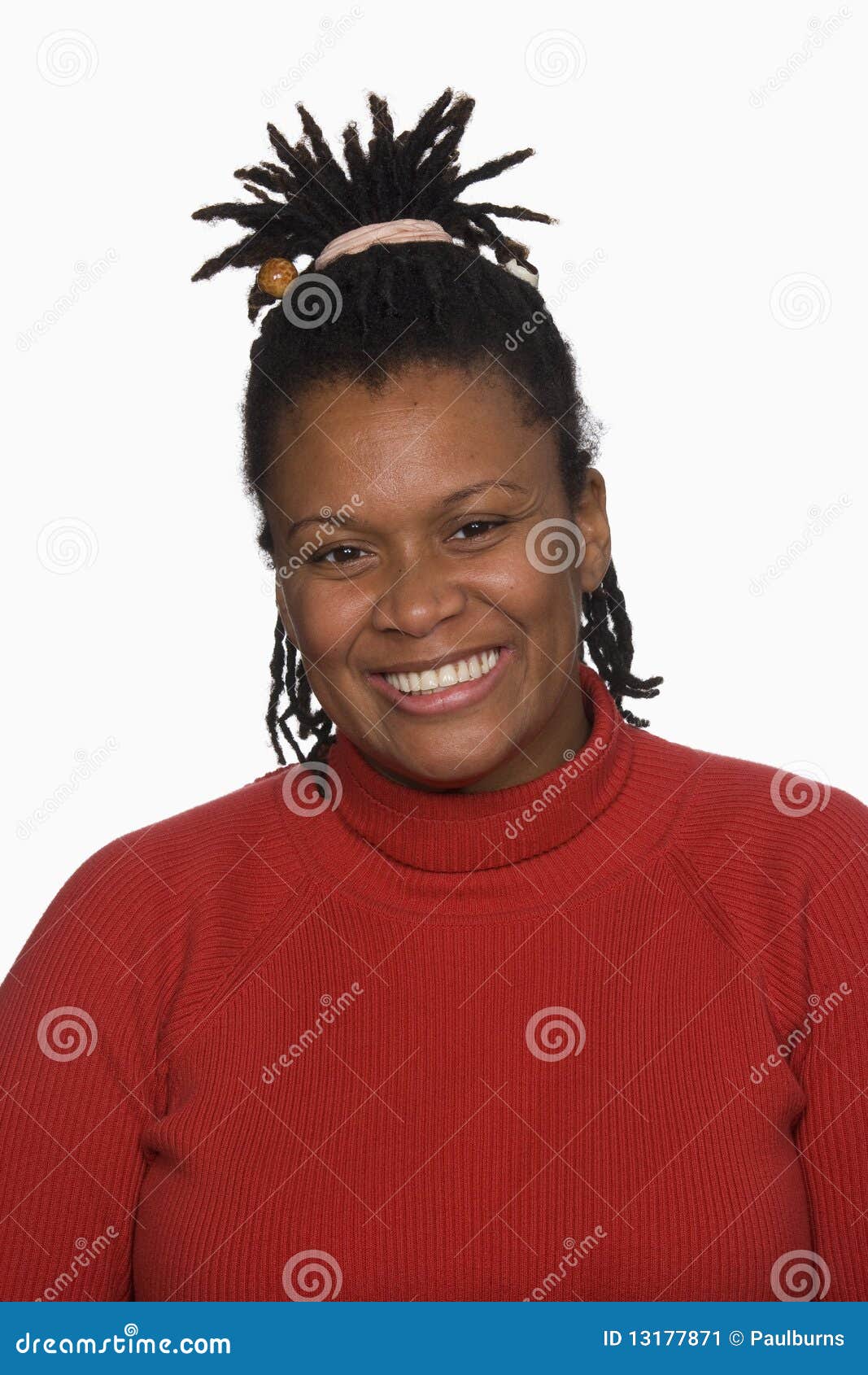 Retrato de la mujer del afroamericano. Aislado. Retrato de una mujer del mediados de-adulto con su pelo trenzado en una cola de potro. Ella está mirando la cámara y la sonrisa. Tiro vertical. Aislado en blanco.