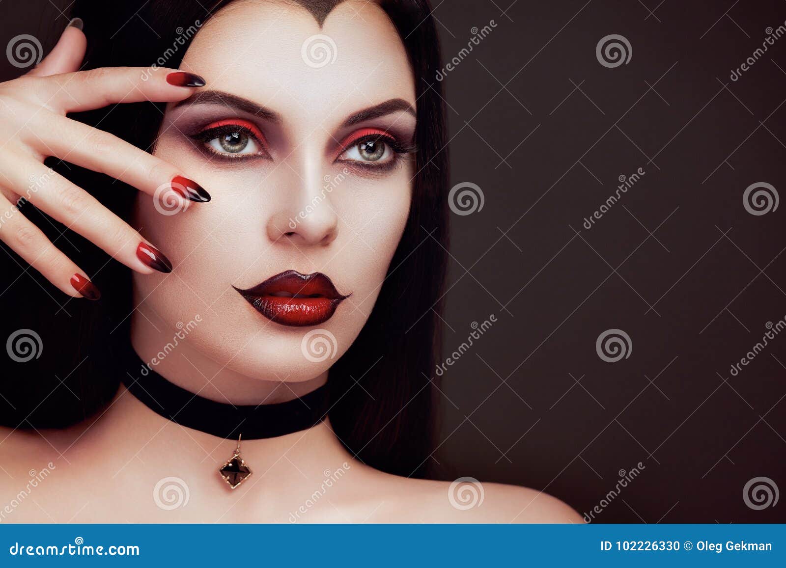 Retrato De La Mujer Del Vampiro De Halloween Foto de archivo - Imagen de  peinado, morena: 102226330