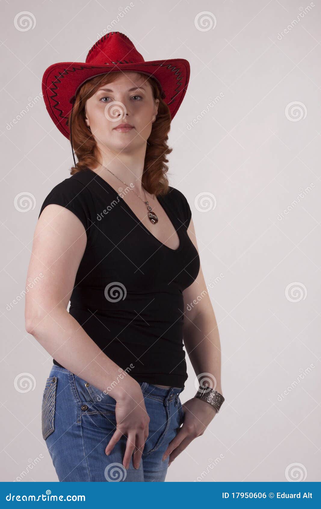 Retrato De La Mujer En Un Sombrero De Vaquero Rojo Foto de archivo - de vaqueros, actitudes: 17950606
