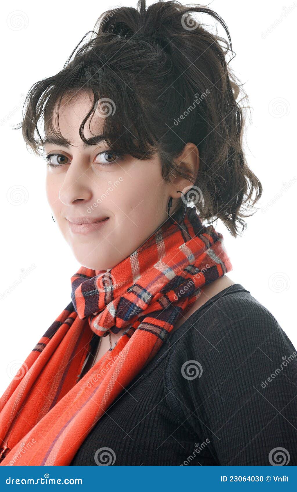 Retrato de la mujer joven. Retrato de la mujer triguena joven en el fondo blanco