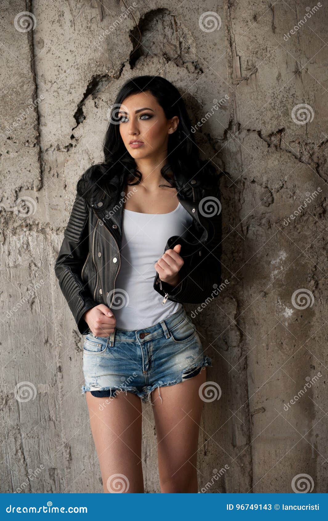 Retrato De La Mujer Joven Atractiva Hermosa Con Vaqueros, Chaqueta De Cuero Del Blanco De La En Fondo Urbano Imagen de archivo Imagen provocativo, negro: 96749143