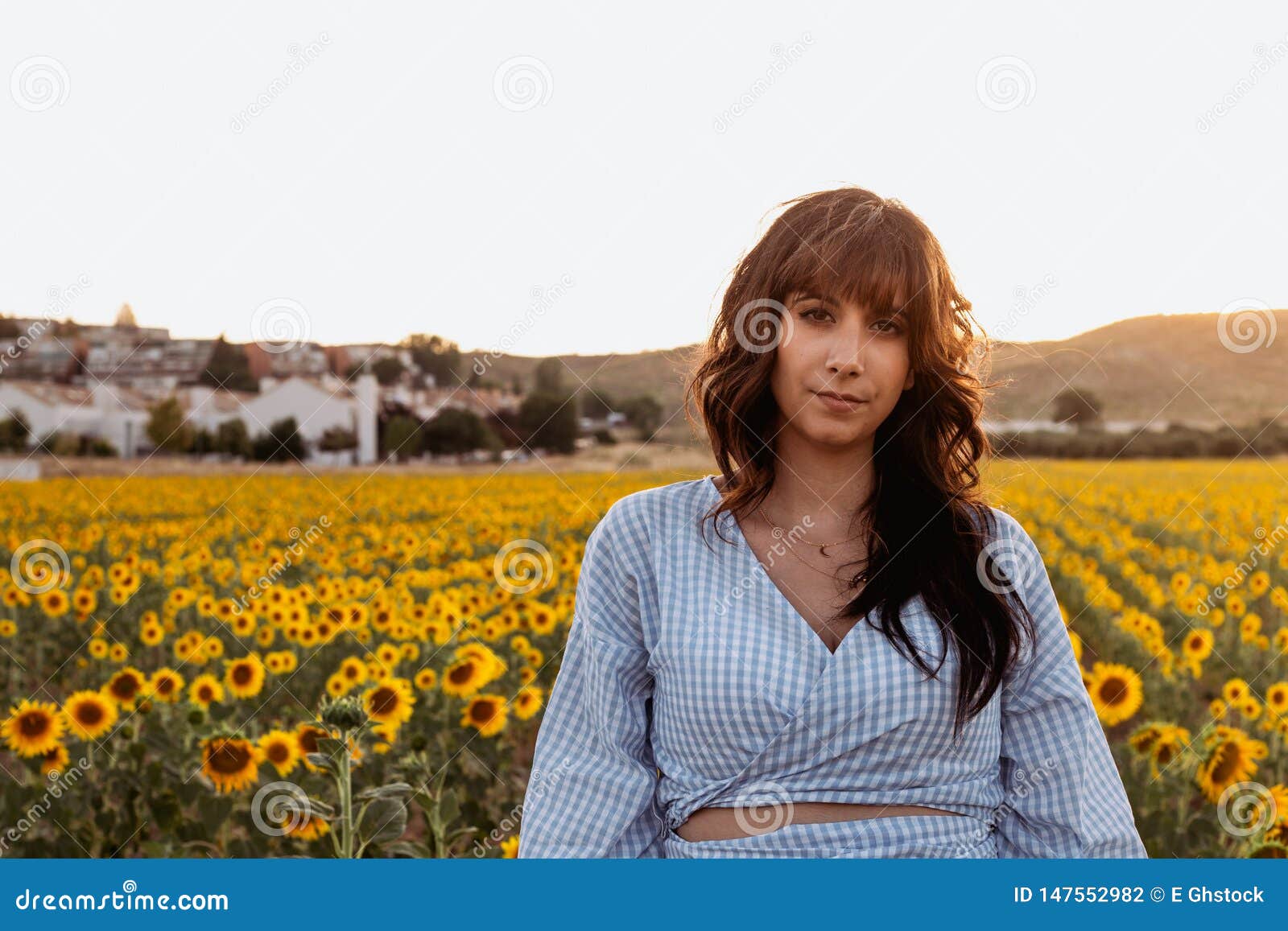 Retrato De La Mujer Joven Hermosa Con El Pelo Negro En Un Campo De Girasoles En La Puesta Del Sol Foto De Archivo Imagen De Brillante Humano 147552982
