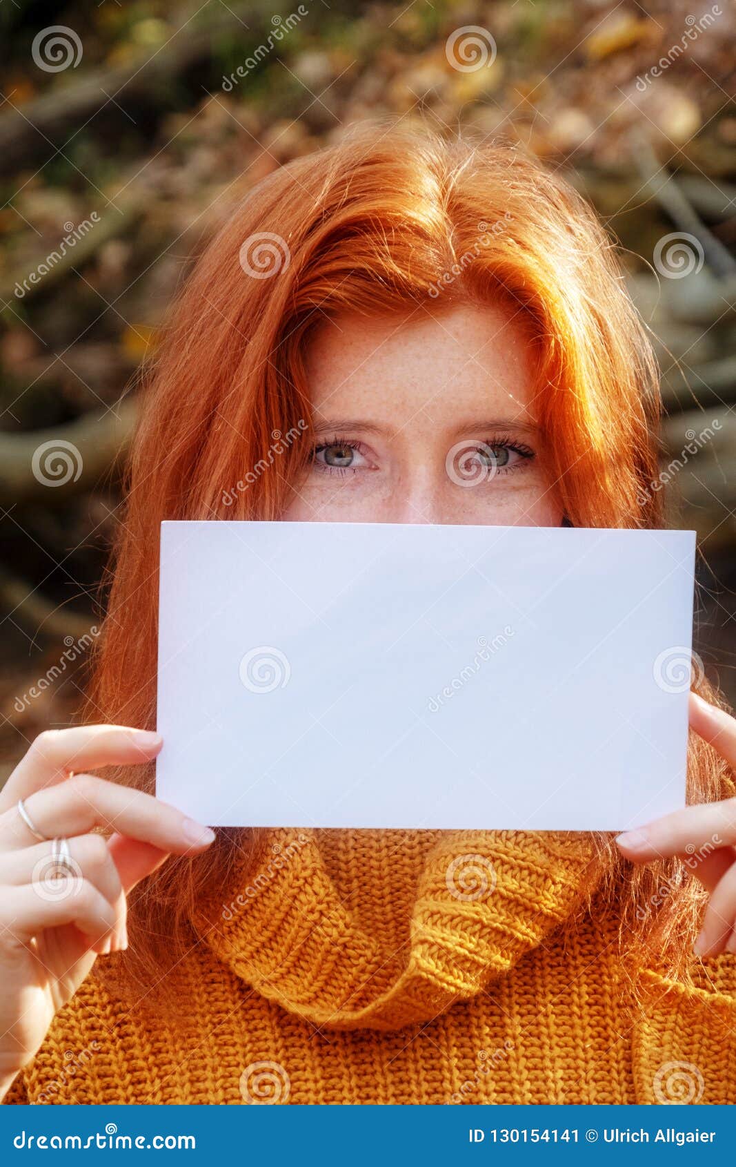 Retrato De La Mujer Joven Hermosa Con El Pelo Rojo, Jengibre, En Suéter  Anaranjado Sonriendo Sosteniendo Un Papel En Blanco En Bl Imagen de archivo  - Imagen de zorro, libertad: 130154141