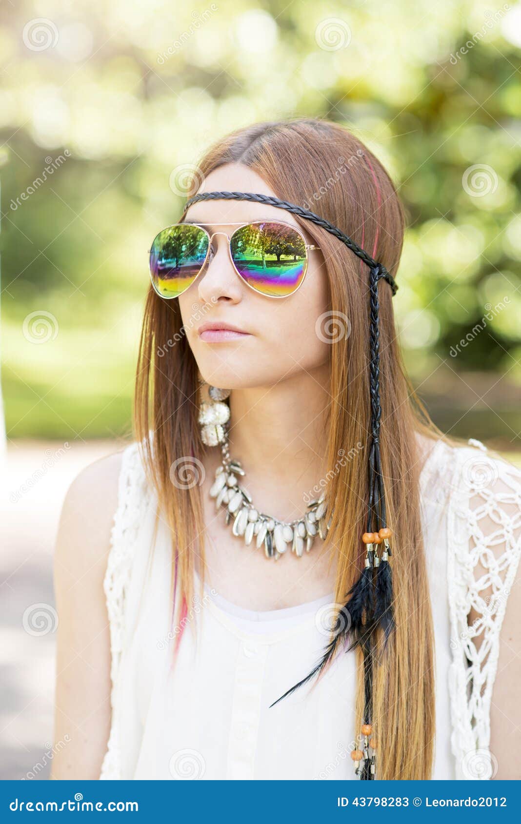 Retrato De La Mujer Joven Hermosa Con Estilo Del Hippie De Las Gafas De Sol, Imagen de - Imagen de estilo, mujer: 43798283