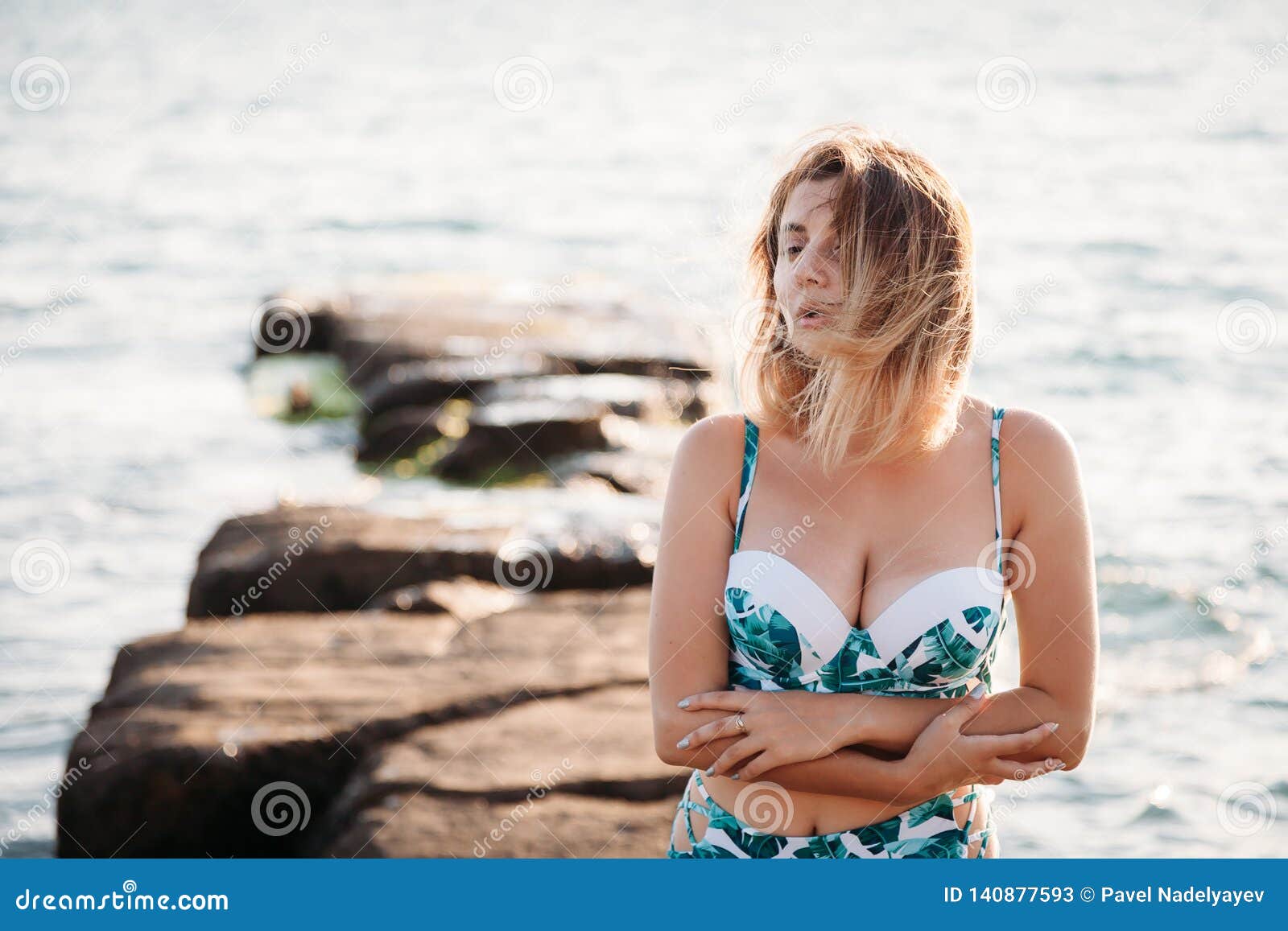 Retrato De La Mujer Joven Sonriente Hermosa En Bikini En La Playa Modelo Femenino Que Presenta En Traje De Baño En Orilla De Imagen de archivo - Imagen de swimwear, disfrute:
