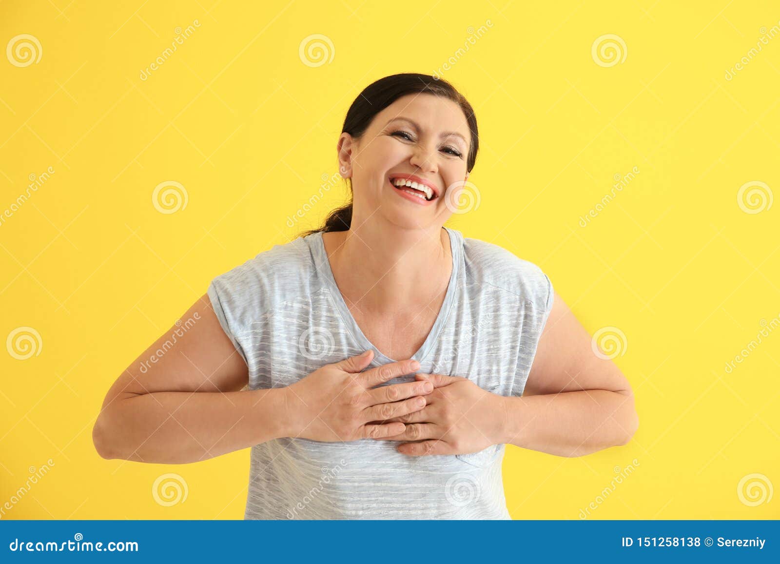 Retrato De La Mujer Madura Feliz En Fondo Del Color Foto De Archivo Imagen De Adulto