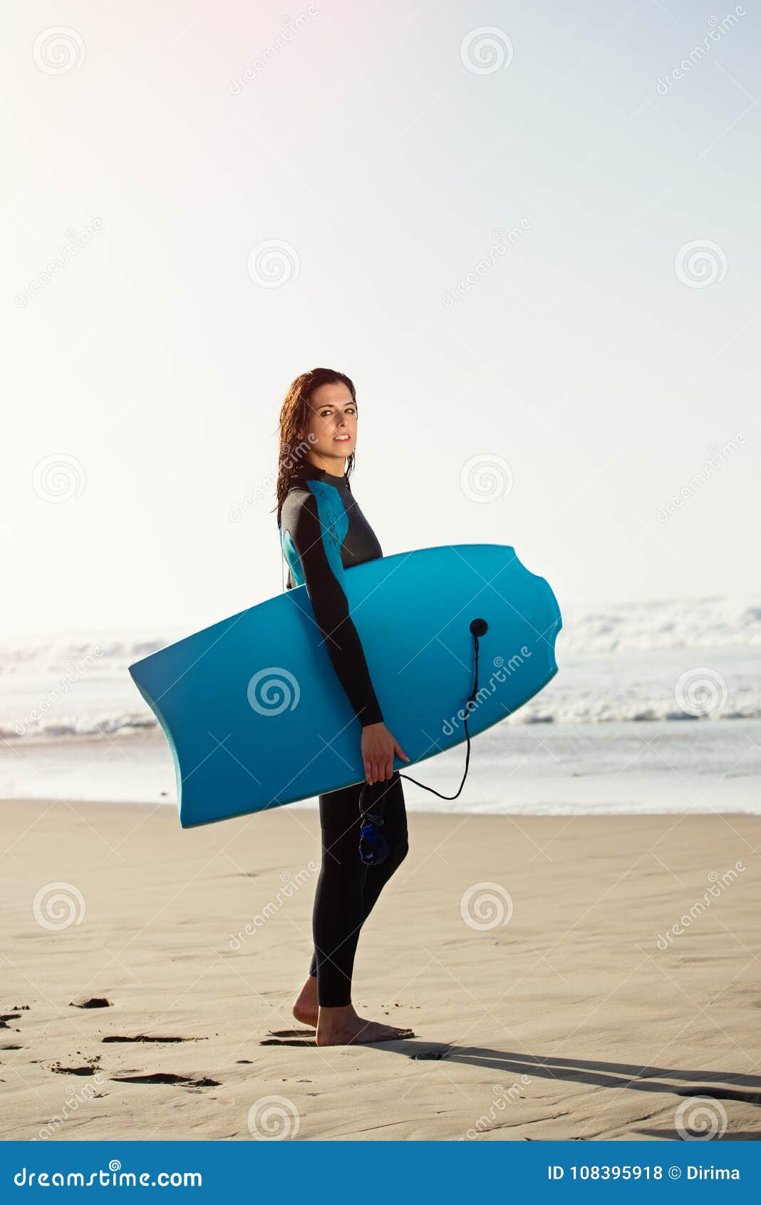 Demonio inercia científico Retrato De La Mujer De La Persona Que Practica Surf Con Bodyboard Foto de  archivo - Imagen de morena, surfboard: 108395918